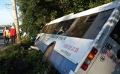 В Калининграде на Балтийском шоссе троллейбус протаранил отбойник и опрокинулся