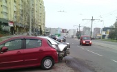 В Калининграде полицейский за рулём «Пежо» разбил два автомобиля