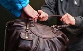 В Калининграде у бизнесвумен грабитель вырвал сумочку с деньгами