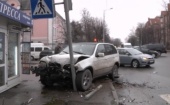 В Калининграде старенький «Опель» вышиб с дороги BMW Х5