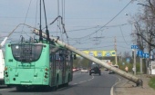 В центре Калининграда фонарный столб упал на городской троллейбус